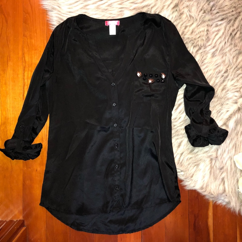 Beautiful 3 quarter sleeve button down top